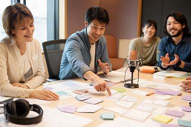 企画会議で業種別ポッドキャストの構成案を作るプランナー