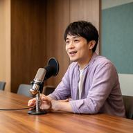 都内SaaS企業のエンジニアが木目の会議室でマイクを使い技術インタビューをしている様子